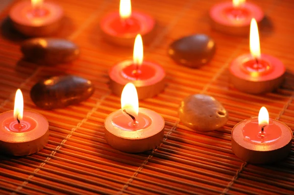 Ароматические свечи и галька для спа-сеанса — стоковое фото