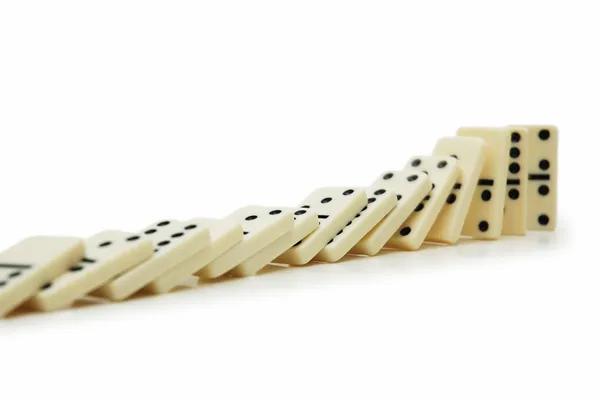 Dominóhatás - elszigetelt fehér dominók — Stock Fotó