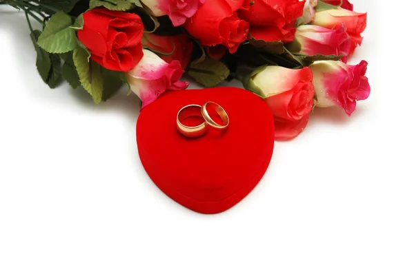 结婚戒指和孤立在白色的玫瑰 — 图库照片