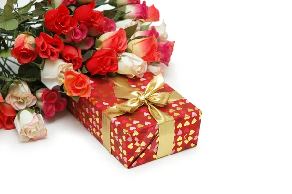 Roses and gift box isolated on white — Stock Photo, Image
