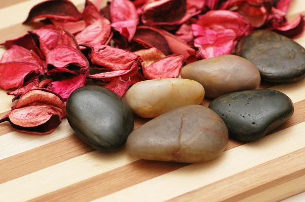 Stenar och kronblad för aromterapi session — Stockfoto