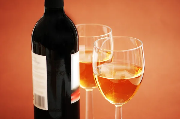 Twee wijn glazen en een fles wijn — Stockfoto