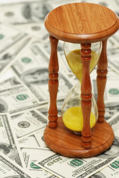 El tiempo es dinero "con billetes de dólar y reloj de arena — Foto de Stock