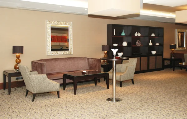 Lobby van het hotel met sofa's en planken — Stockfoto