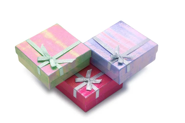 Τρία κουτιά που απομονώνονται σε λευκό το δώρων — Φωτογραφία Αρχείου