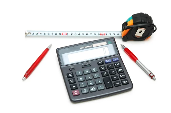Calculadora, fita métrica e canetas isoladas em branco — Fotografia de Stock