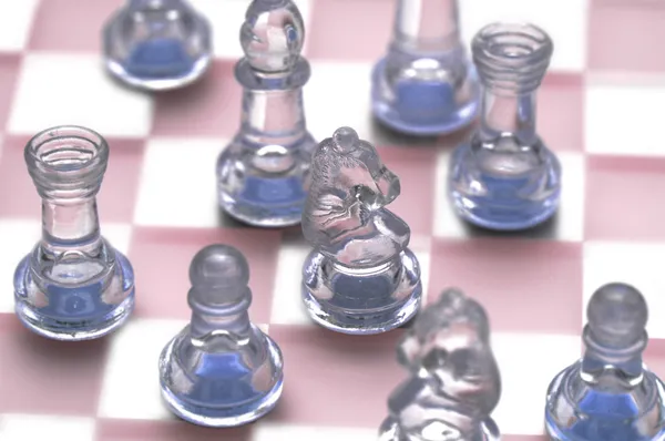 유리 체스판에 다양 한 체스 인물 — 스톡 사진