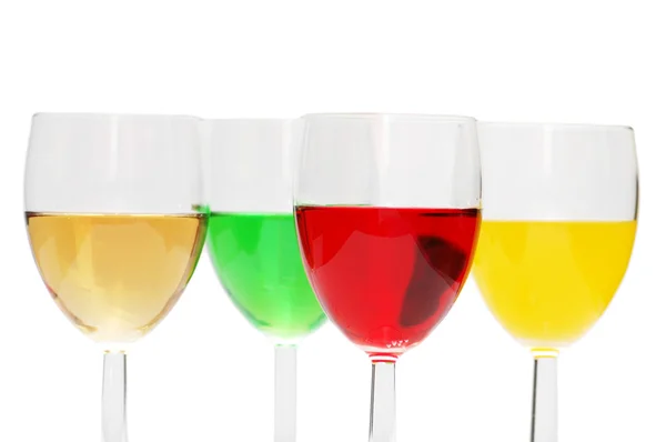 Cocktail di vari colori isolati su bianco — Foto Stock