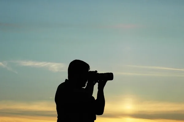 A naplemente alatt egy fotós sziluettje — Stock Fotó