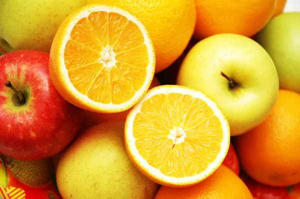 Äpfel und Orangen am Marktstand — Stockfoto