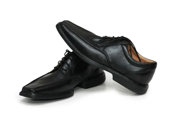 Svarta manliga skor isolerat på vita — Stockfoto