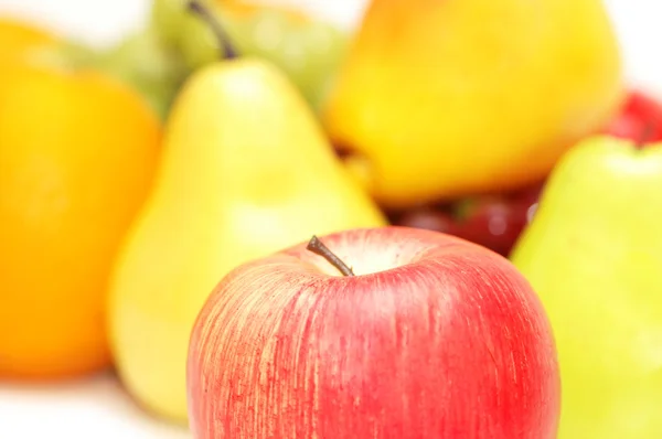 Червоне яблуко та інші фрукти на фоні — стокове фото