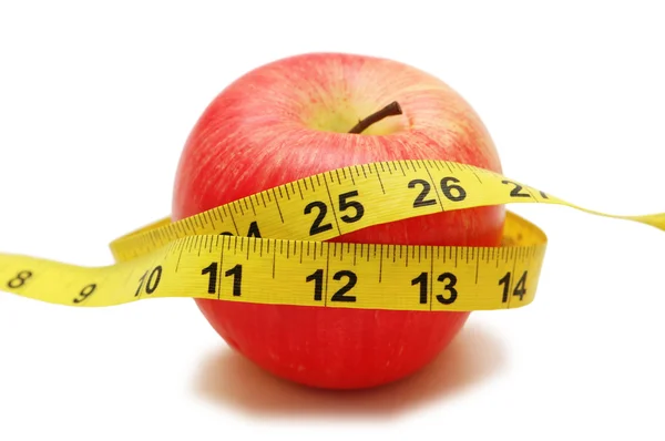 Kırmızı elma ve ölçüm bandı üzerinde beyaz izole — Stok fotoğraf