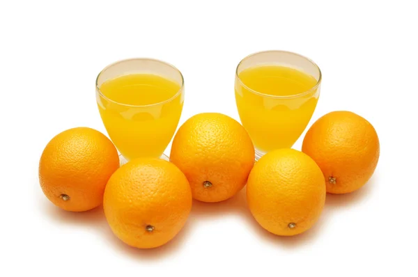 Pomarańcze i sok na białym t — Zdjęcie stockowe