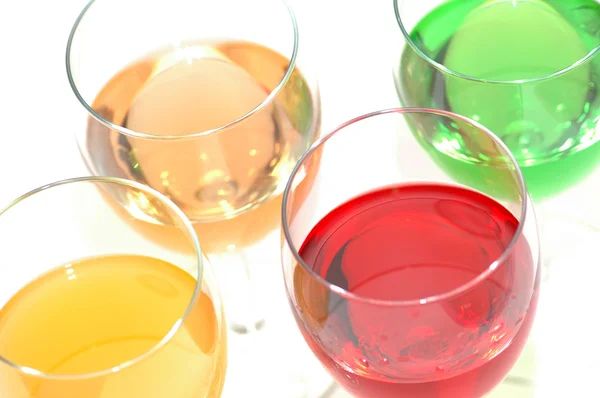 Cocktails in verschiedenen Farben isoliert auf weiß — Stockfoto