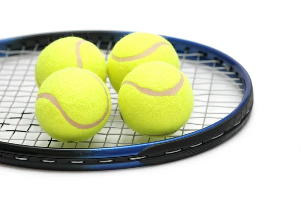 Palline da tennis sulla racchetta - isolate sul bianco — Foto Stock
