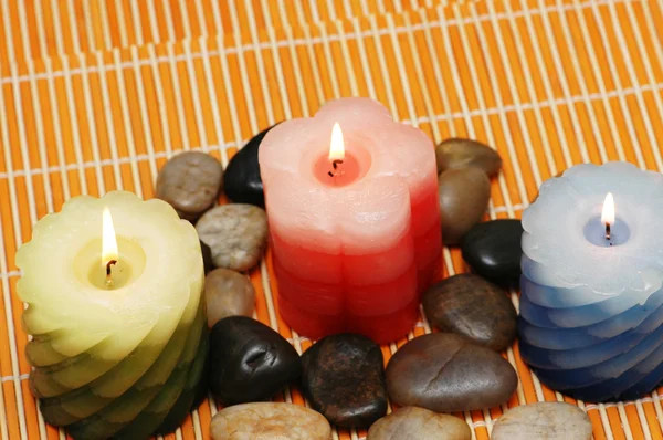 Three candles and pebbles for spa session — Stock Photo, Image
