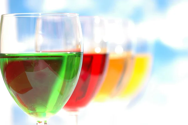 Cocktails de différentes couleurs contre le ciel bleu — Photo