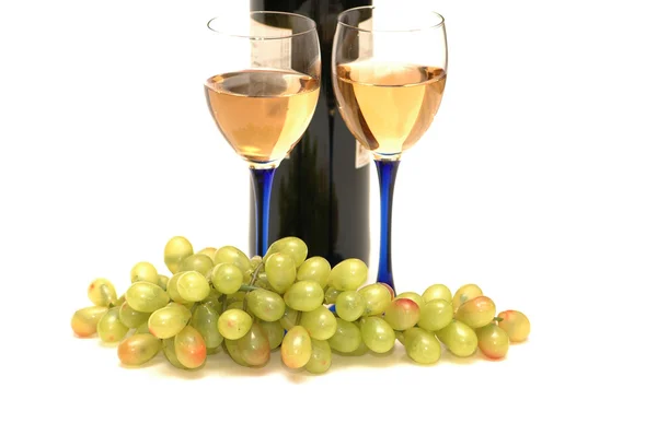 Dois copos de vinho e cachos de uvas — Fotografia de Stock
