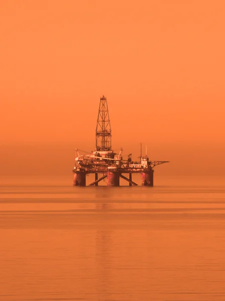 Нефтяная вышка в Каспийском море под Баку — стоковое фото