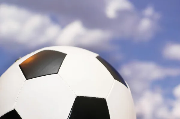 Fotbal s černobílými pětiúhelníky — Stock fotografie