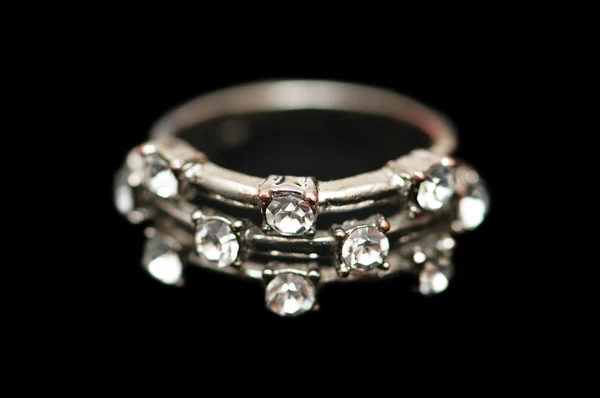 Ring met diamanten geïsoleerd op de zwarte — Stockfoto