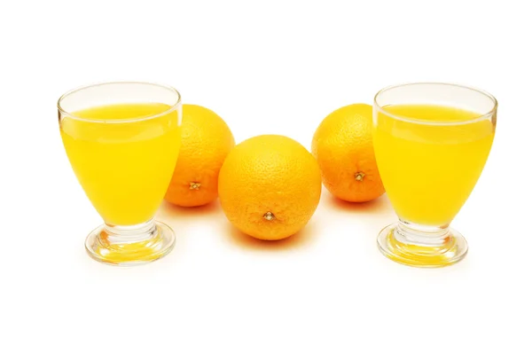 Πορτοκάλια και χυμό απομονωμένη στο λευκό — Φωτογραφία Αρχείου