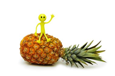 smilies üzerine beyaz izole ananas üstüne oturuyor