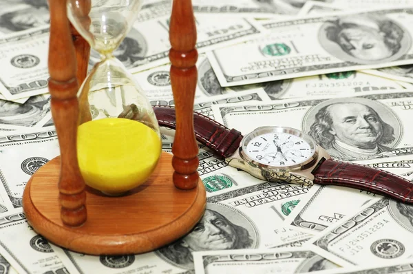 Concept "tijd is geld" met zandloper en horloge — Stockfoto