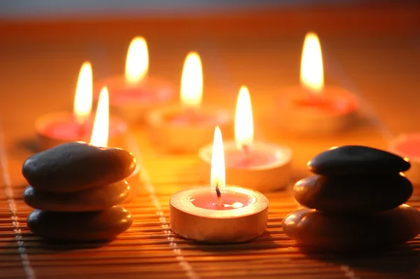 Kivet ja kynttilät aromaterapiaistuntoa varten — kuvapankkivalokuva