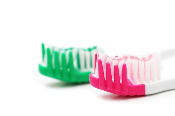 Üzerinde beyaz izole iki diş fırçaları — Stok fotoğraf