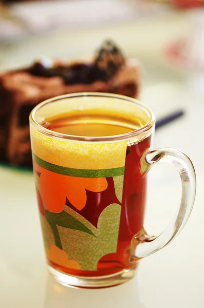Xícara de chá e bolo no fundo — Fotografia de Stock