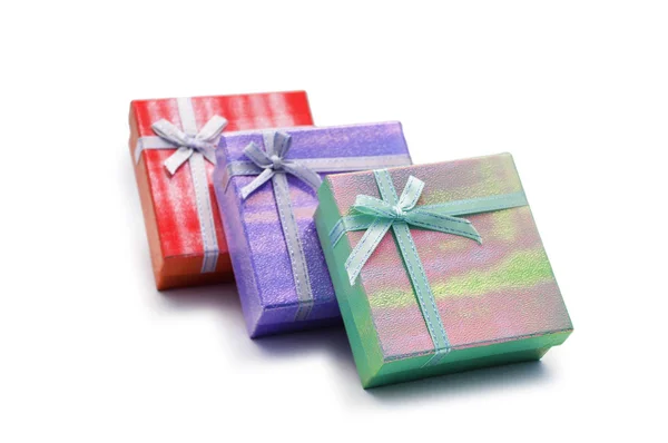Drei Geschenkboxen isoliert auf dem weißen — Stockfoto