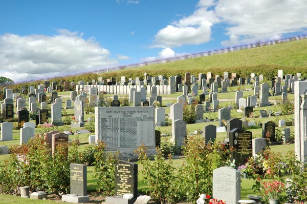 Krajina fotografie ze starého hřbitova s mnoha náhrobky — Stock fotografie