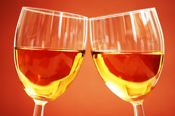 Biege の背景に 2 つのワイングラス — ストック写真