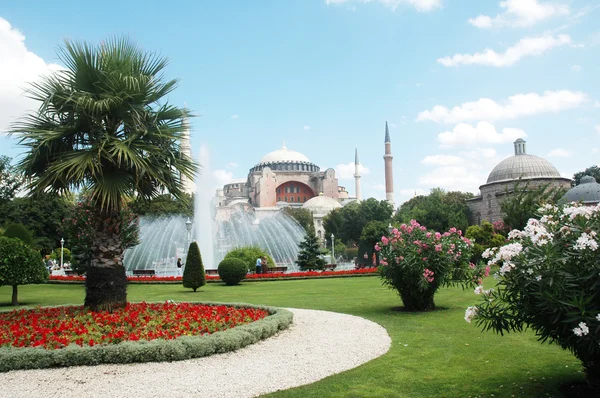 Moschea con quattro minareti a Istanbul il giorno d'estate — Foto Stock