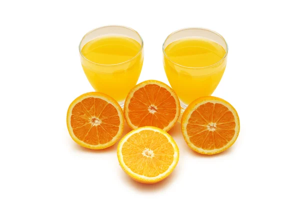 Laranjas meio cortadas e suco de laranja isolado em branco — Fotografia de Stock