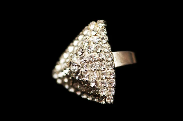 Anello con diamanti isolato sul nero — Foto Stock