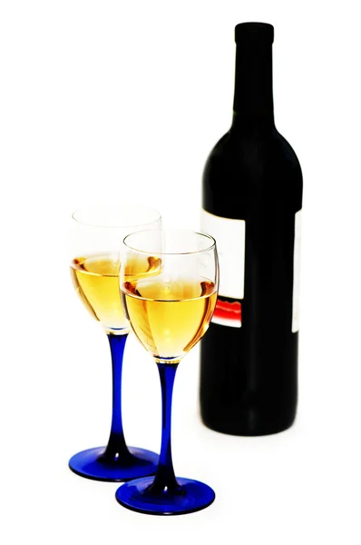 Dvě sklenice a láhev vína izolovaných na bílém — Stockfoto