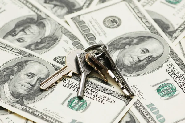 House keys over the hundred dollar bank notes — Stock Photo, Image