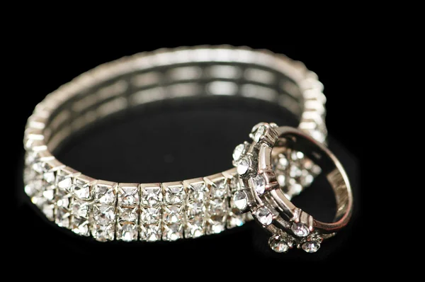 Diament bransoletki i pierścień na czarnym tle — Zdjęcie stockowe