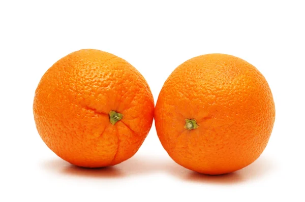Två apelsiner isolerat på den vita bakgrunden — Stockfoto