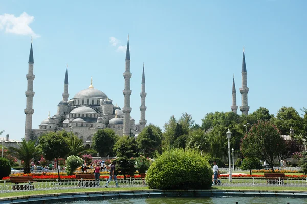 Μεγάλο τζαμί στην Κωνσταντινούπολη στη θερινή ημέρα — Φωτογραφία Αρχείου