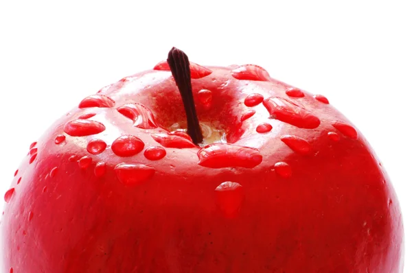 Pomme rouge avec gouttes d'eau isolées sur blanc — Photo