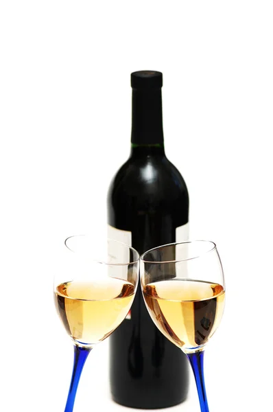 Dois copos de vinho e garrafa isolada em branco — Fotografia de Stock
