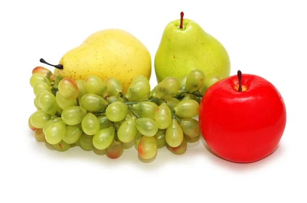 Üzüm, elma ve armut üzerinde beyaz izole — Stok fotoğraf