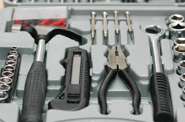 Boîte à outils avec divers outils de menuiserie dans la boîte — Photo