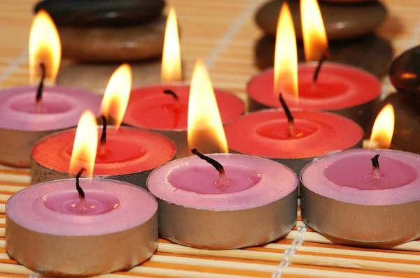 Hořící svíčky, které jsou připraveny pro aromaterapie session — Stock fotografie