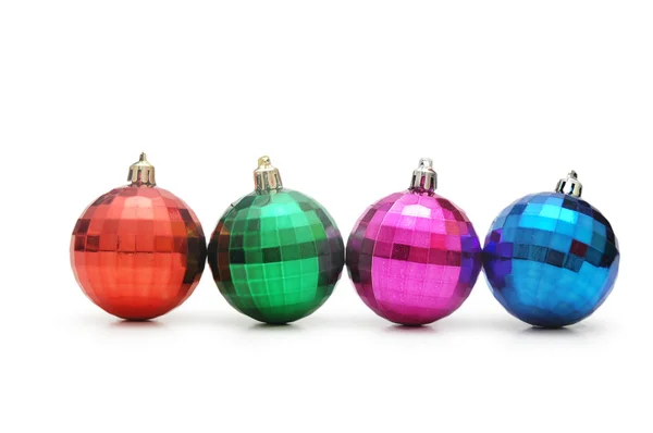 Čtyři vánoční koule izolovaných na bílém — Stock fotografie