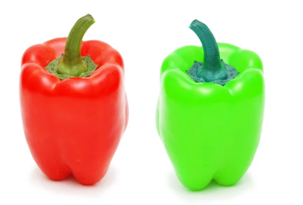 Red and green bell peppers isolated on white — Zdjęcie stockowe